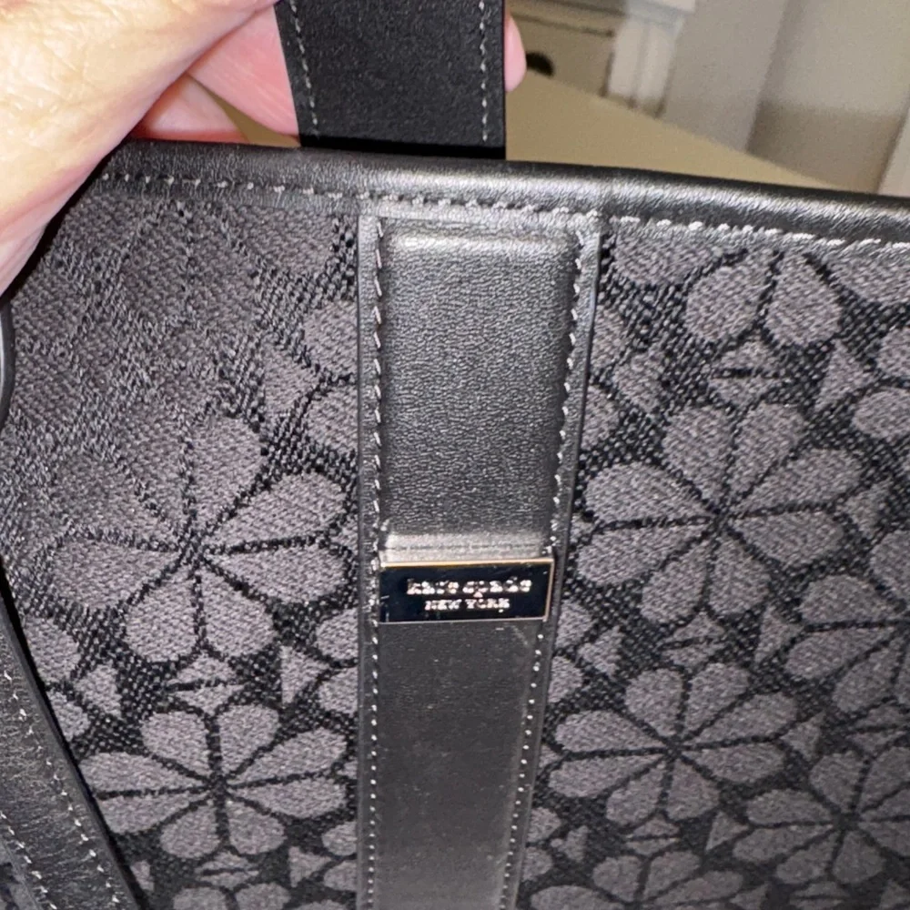 Kate Spade shoulder bag magnetic closure fabric daisy print inside pockets S338
